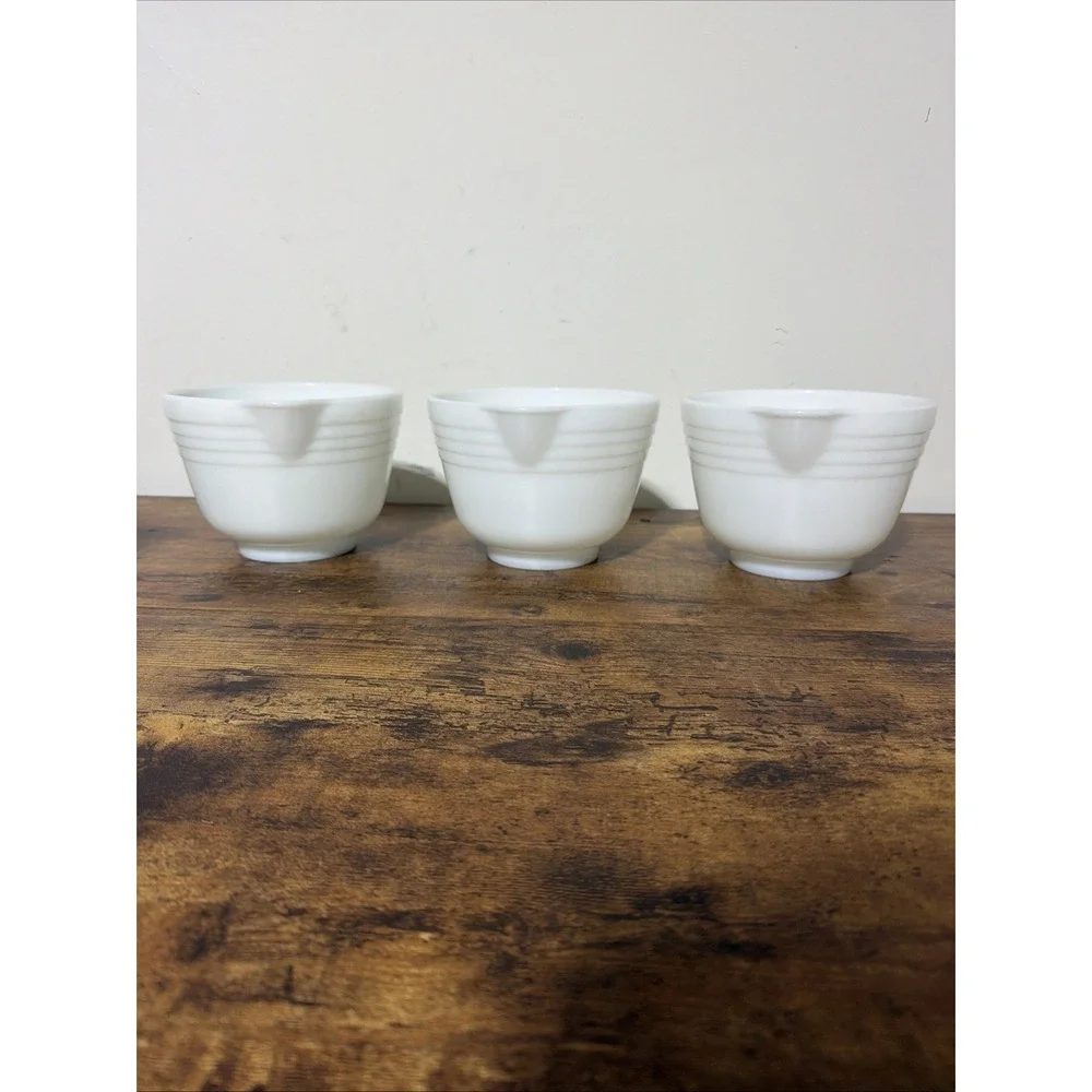 3 PYREX  Milk Glass Mixing Bowls Vintage 40s Hamilton Beach White Pour Spout USA